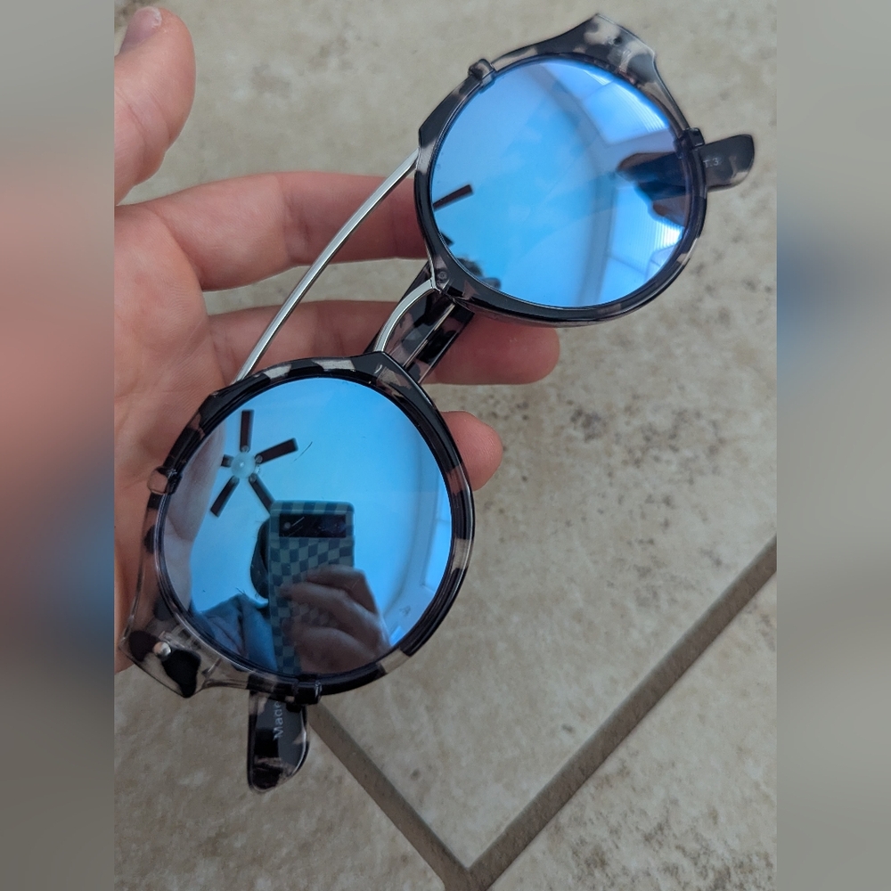 Quay It's A Sin Glasses Blue Lenses Tortoise Shell Frames - Picture 4 of 7